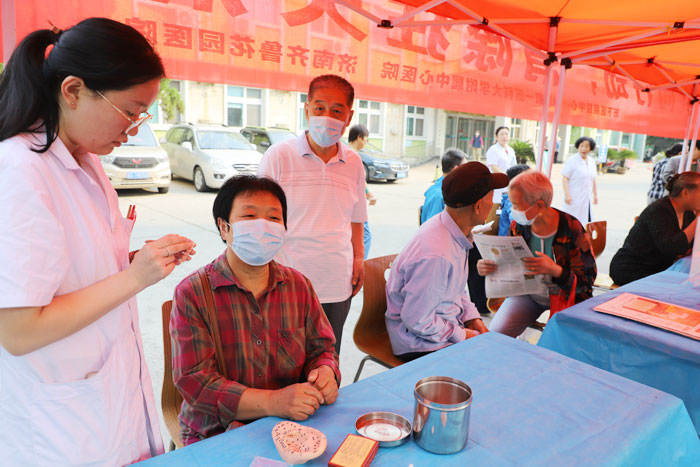 济南市中心医院三位专家和我院工作人员现场进行了义诊，并为居民提供免费测血糖、血压、压耳豆等活动。