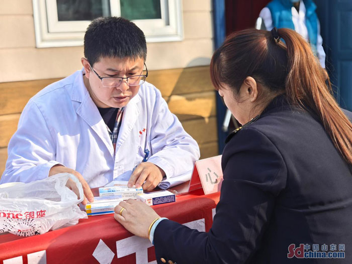 心脏外科的滕熙龙医生通过职工的检查报告及日常用药情况，给予个性化的健康指导