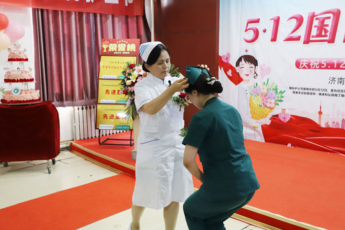护理部主任为新晋护士长们授帽