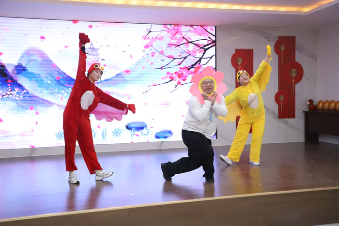 三病区、四病区联合演出歌舞《桃花朵朵开》