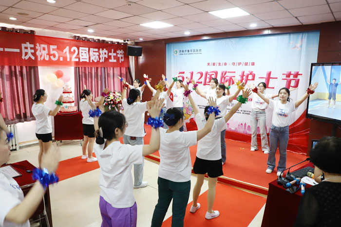 全体护士带来的韵律操串烧《向前冲》