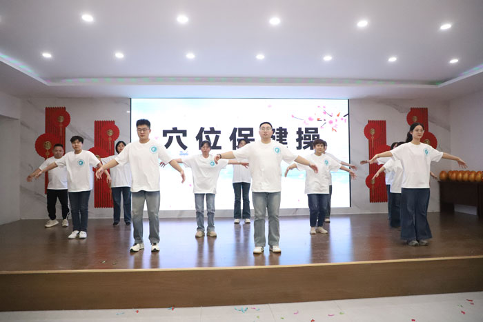 <a href=https://www.qlhyyy.cn/kfyxk/ target=_blank class=infotextkey>康复医学科</a>《穴位健身操》表演