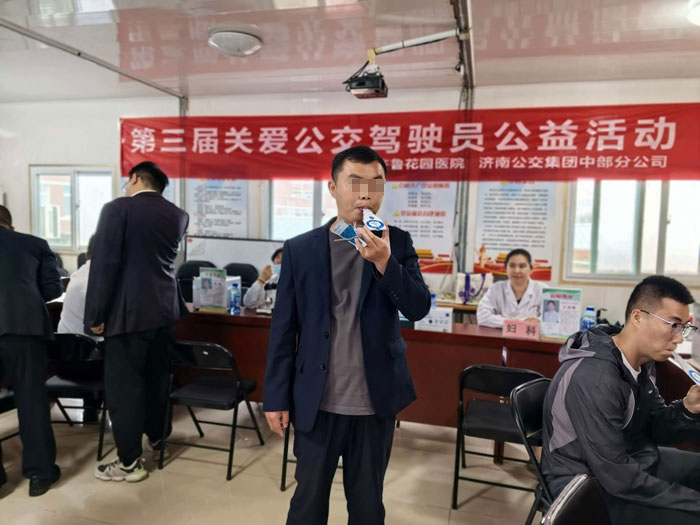 消化科医生不仅提供免费的碳14呼气试验（幽门螺杆菌检测），还针对性地普及胃肠道疾病预防知识，提醒职工注意饮食均衡与规律作息