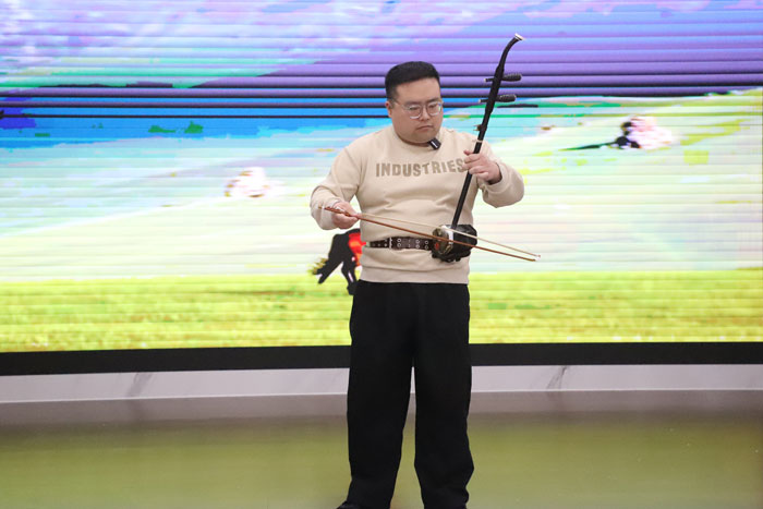 <a href=https://www.qlhyyy.cn/neikexiangguan/ target=_blank class=infotextkey>内科</a>崔箫麟医生,为大家带来二胡独奏《赛马》