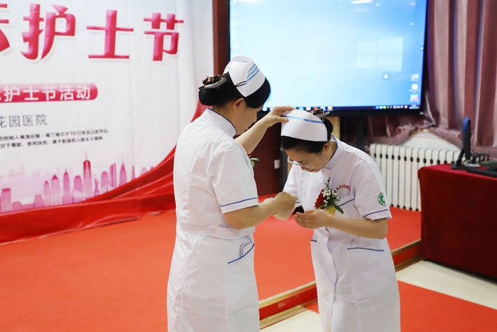 护理部主任为新晋护士长们授帽
