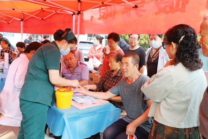 济南市中心医院三位专家和我院工作人员现场进行了义诊，并为居民提供免费测血糖、血压、压耳豆等活动。