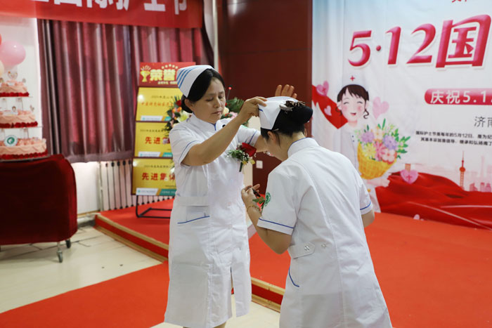 护理部主任为新晋护士长们授帽