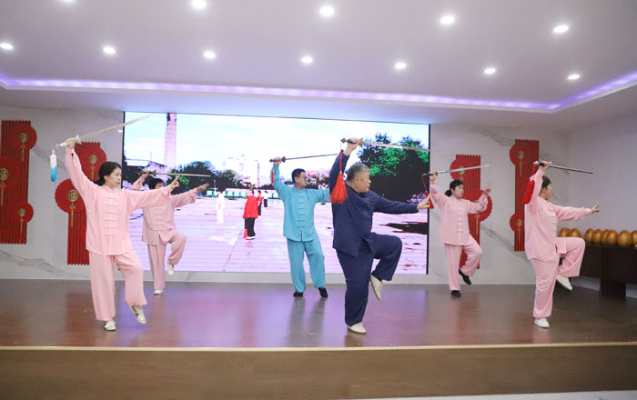 我院武术队带来《32式太极剑》表演